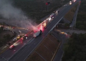 Incendio De Tráiler Genera Caos En La Autopista Al Aeropuerto De Apodaca