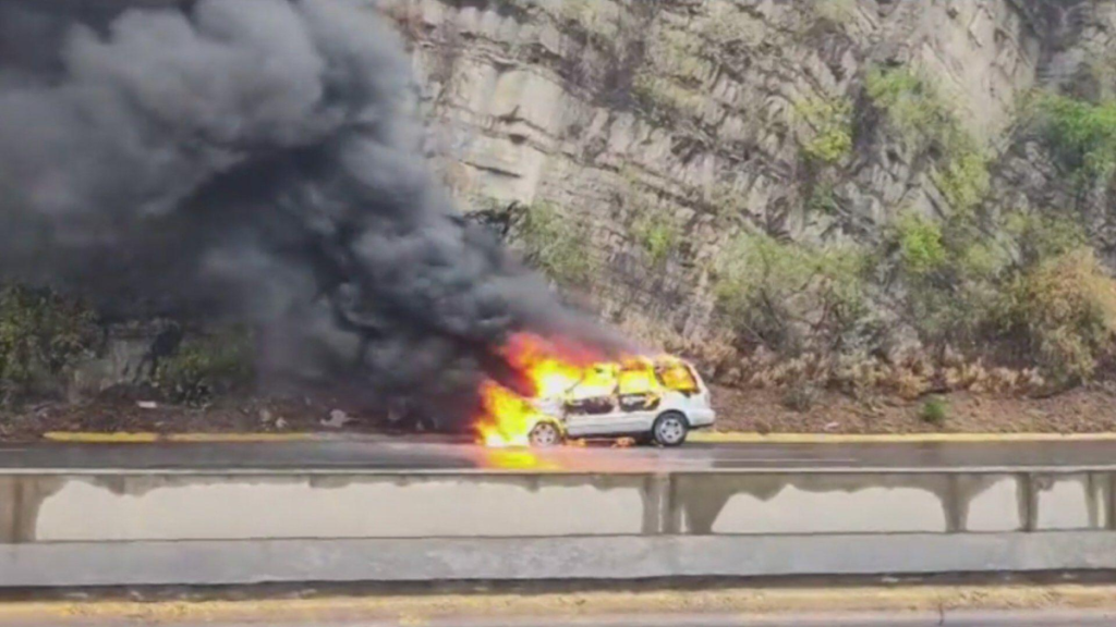 Imagen - 2026-01-30t104750684 | La Silla Regia Incendio-de-auto-san-pedro-chevrolet-aveo-falla-mecánica