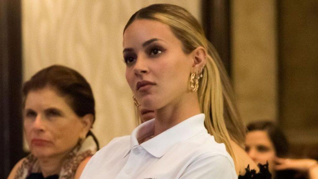 Mariana Rodríguez De Semblante Serio Mira a La Nada. 