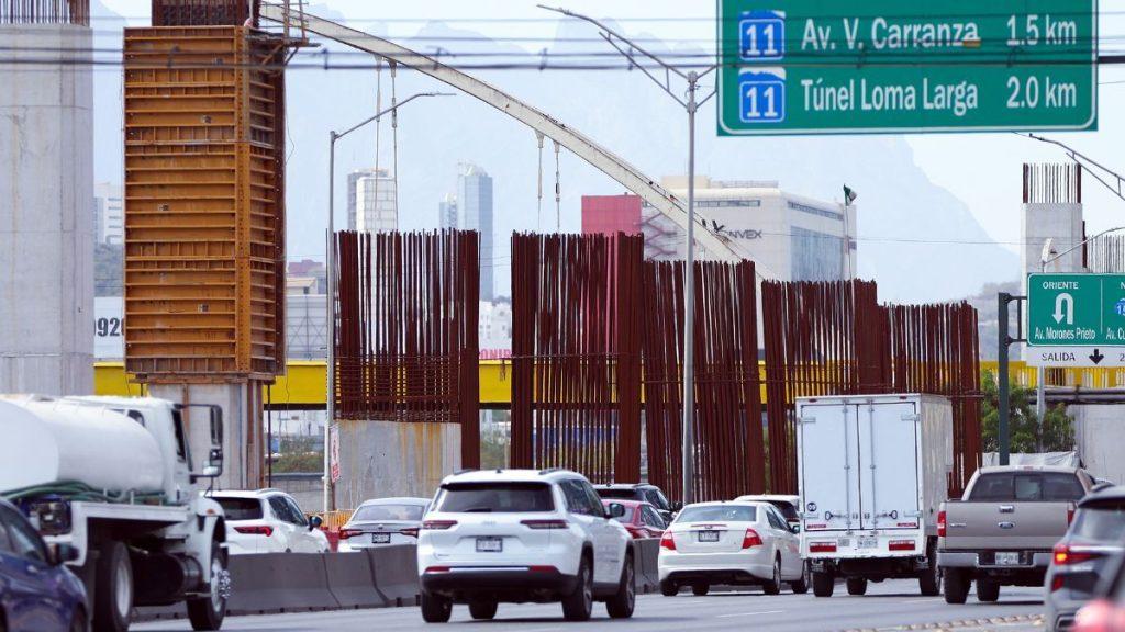 Tráfico En Monterrey Alrededor De Obra De Construcción.