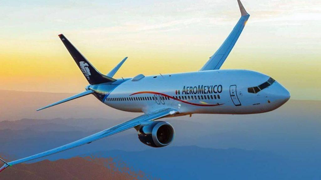 Aeromexico Passenger Jet Flying at Sunset over Mountains, Side View Showing Tail and Engine Beneath Wing | La Silla Regia