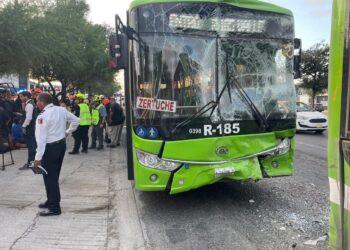 Front View of a Bright Green Bus with a Cracked Windshield and Dented Bumper After a Collision, with Emergency Responders and Bystanders on the Sidewalk | La Silla Regia