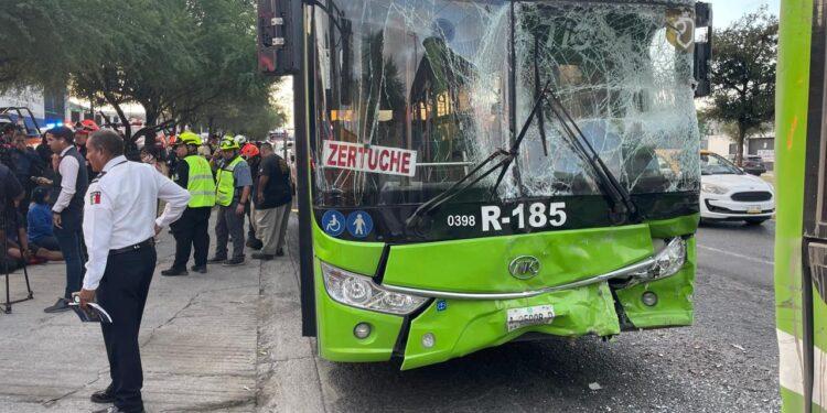 Front View of a Bright Green Bus with a Cracked Windshield and Dented Bumper After a Collision, with Emergency Responders and Bystanders on the Sidewalk | La Silla Regia