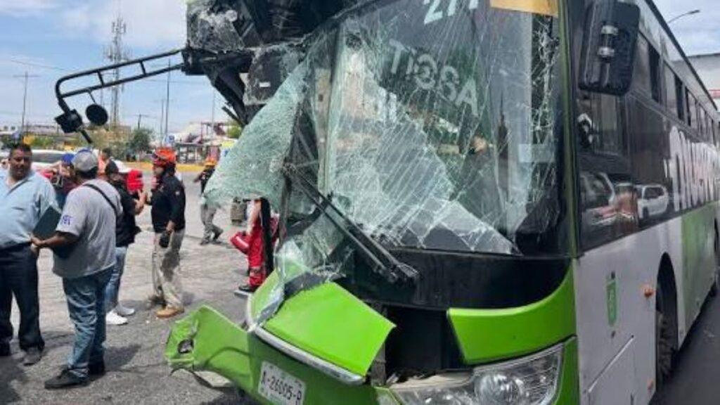 City Bus with a Crushed Front End and Shattered Windshield After a Collision; Bystanders and Responders Stand Nearby. | La Silla Regia