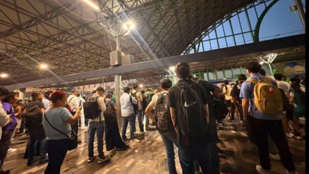 Trafico-metro-metrorrey-nuevo-leon | La Silla Regia Crowd of Travelers Standing in a Busy Indoor Transit Concourse with Backpacks Under a Metal Lattice Roof. | La Silla Regia